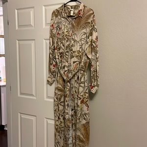 Maxi button down printed dress. With pockets and belt